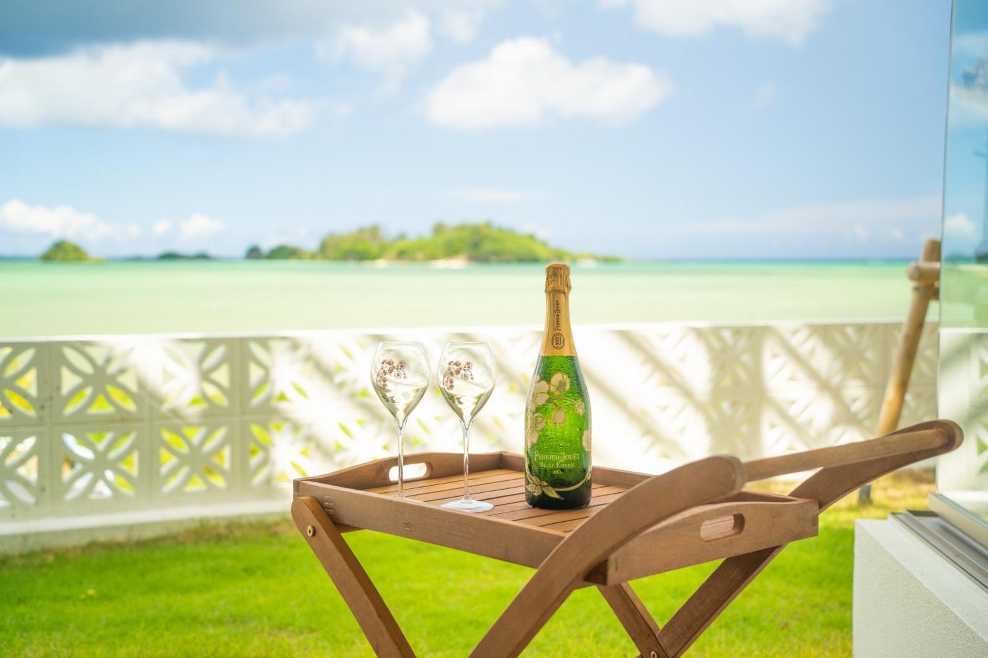 Villa Valiosa On The Beach 온나 외부 사진
